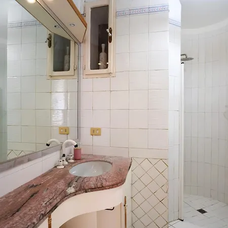 Liuba Con Piscina E Sauna * イスキア島
