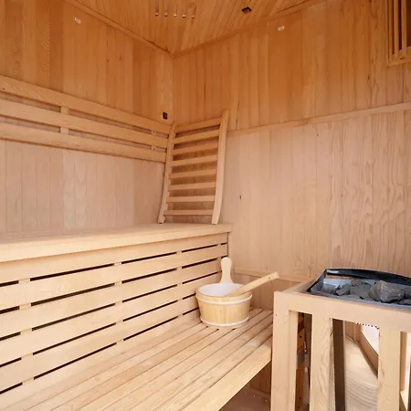 Liuba Con Piscina E Sauna ヴィラ
