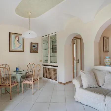 Liuba Con Piscina E Sauna * ايسكيا